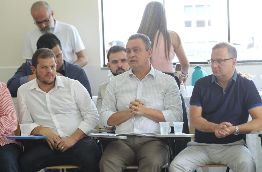 O governador Rui Costa se reuniu nesta sexta-feira com prefeitos de 29 municípios baianos, em Belo Campo, cidade da região de Vitória da Conquista, onde promove uma discussão sobre a importância dos consórcios interfederativos nas áreas de saúde e infraestrutura; "A reunião hoje é para conversar sobre algo que eu considero prioritário. Os consórcios são espaços de gestão, reúnem municípios para executar políticas públicas que cada município sozinho não conseguiria fazer. Vamos falar de dois consórcios especificamente, de saúde e de infraestrutura", afirmou Rui
