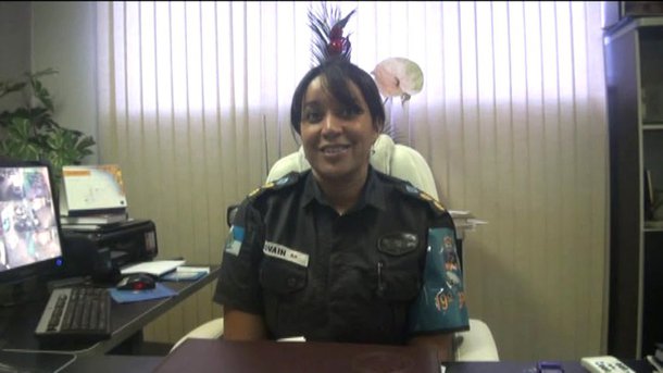 A comandante Cláudia Lovalin, do 3º Comando de Policiamento de Área (CPA), em Mesquita, foi exonerada do cargo depois que um policial foi preso em sua unidade com envelopes contendo R$ 18 mil; a PM diz que o fato vinha sendo investigado pela 3ª Delegacia de Polícia Judiciária Militar que filmou o momento em que os policiais saíram de um prédio comercial e se dirigiram ao 3º CPA, unidade que comanda o policiamento na Baixada Fluminense e fica nas dependências do 20º batalhão