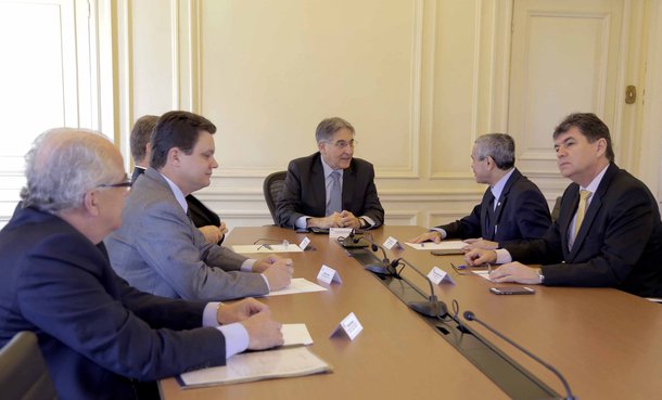 O governador Fernando Pimentel participou, no Palácio da Liberdade, de reunião com representantes dos poderes estadual para discutir a crise financeira do estado e o pagamento da folha salarial dos servidores; Pimentel destacou o esforço do Governo para regularizar a situação o mais rápido possível; “O objetivo dessa reunião emergencial foi avaliar diagnósticos e discutir alternativas com o intuito de realizar o mais rápido possível o pagamento da segunda parcela dos salários”; o chefe do executivo estadual ressaltou que, no último dia 11 de agosto, cerca de 75% dos servidores receberam integralmente o salário referente ao mês de julho; “O nosso objetivo é manter esse compromisso com profissionais que tanto se dedicam a prestar um serviço de qualidade à nossa população”