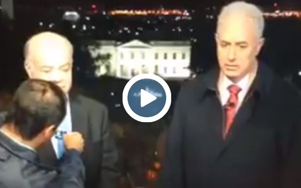 Vídeo do apresentador da Globo William Waack em cobertura nos Estados Unidos vazou nesta quarta-feira 8 nas redes sociais; em um intervalo da gravação, sem saber que estava sendo gravado, o jornalista reclama do barulho: "tá buzinando por quê, seu merda do cacete? Não vou nem falar, porque eu sei quem é... é preto. É coisa de preto!"; logo depois ri; assista