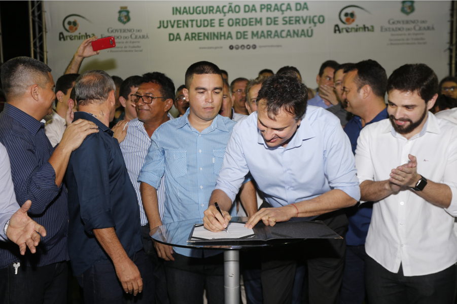 Em solenidade em Maracanaú na note desta segunda-feira (27), o governador Camilo Santana inaugurou a Praça da Juventude e ssinou a Ordem de Serviço para a instalação de uma Areninha no município da Região Metropolitana de Fortaleza. “Estamos entregando uma praça com campinho, com pista de skate, áreas para lazer, campo de areia, quadra, e eu estou me comprometendo também desde já, com a Prefeitura, para instalação de uma academia de ginástica, além da instalação de grama sintética. Esse espaço é do povo, e precisa ser cuidado por cada cidadão”, afirmou Camilo