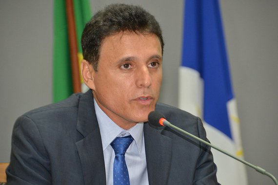 Justiça de Araguacema/TO formalizou uma Ação Civil Pública junto ao TJ contra o deputado estadual Nilton Franco (PMDB) por publicidade pessoal com uso de verba pública; de acordo com a promotora Ruth Araújo Viana, o MPE recebeu notícia anônima de que o parlamentar promoveu em diversos veículos de comunicação um campeonato de futebol denominado “Copa Vale do Araguaia de futebol amador Deputado Estadual Nilton Franco”; entre as punições solicitadas pelo MPE ao Judiciário, estão a condenação do deputado, ressarcimento integral do dano, caso constatado durante a instrução o processo, a perda da função pública e suspensão dos direitos políticos de 3 a 5 anos