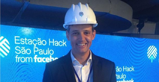 O deputado federal Thiago Peixoto (PSD-GO) participou, nesta segunda (11), da inauguração da Estação Hack Facebook, em São Paulo; trata-se da primeira iniciativa do tipo da empresa norte-americana no mundo, voltada para o incentivo de jovens de baixa renda para atuação no mundo digital; “É uma proposta muito interessante e tem tudo para trazer resultados positivos. Para o Brasil, é muito significativo ter sido escolhido como o pioneiro no projeto. Mostra a força do país quando o assunto é Economia Digital. Que nossos jovens façam bom uso e passemos a ser, cada vez mais, um polo tecnológico”, disse o goiano, que é presidente da Frente Parlamentar de Economia Digital e Colaborativa