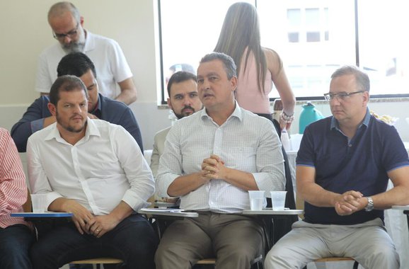O governador Rui Costa se reuniu nesta sexta-feira com prefeitos de 29 municípios baianos, em Belo Campo, cidade da região de Vitória da Conquista, onde promove uma discussão sobre a importância dos consórcios interfederativos nas áreas de saúde e infraestrutura; "A reunião hoje é para conversar sobre algo que eu considero prioritário. Os consórcios são espaços de gestão, reúnem municípios para executar políticas públicas que cada município sozinho não conseguiria fazer. Vamos falar de dois consórcios especificamente, de saúde e de infraestrutura", afirmou Rui