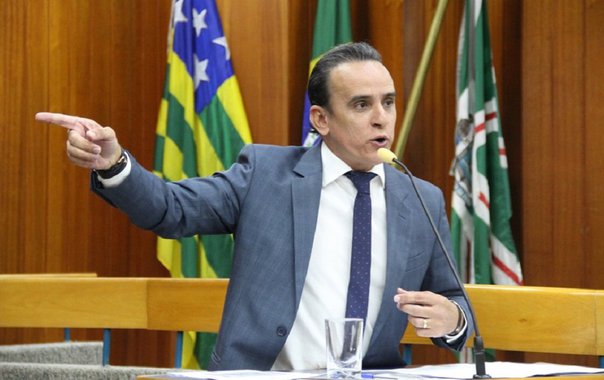O juiz Marcelo Fleury Curado Dias determinou o afastamento cautelar do vereador Zander Fábio Alves da Costa do mandato, sem prejuízo de remuneração, por 180 dias, salvo se antes for concluída a instrução processual; magistrado determinou ainda o bloqueio dos bens do parlamentar e de outras nove pessoas pelo desvio de dinheiro de ingressos dos parques Mutirama e Zoológico; esquema consistia na reutilização de ingressos vendidos na entrada dos parques; esquema pode ter desviado mais de R$ 3 milhões