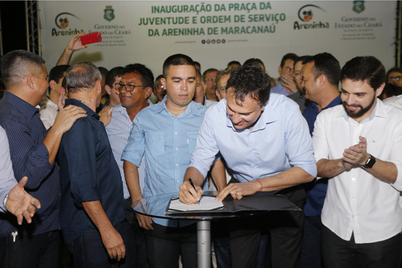 Em solenidade em Maracanaú na note desta segunda-feira (27), o governador Camilo Santana inaugurou a Praça da Juventude e ssinou a Ordem de Serviço para a instalação de uma Areninha no município da Região Metropolitana de Fortaleza. “Estamos entregando uma praça com campinho, com pista de skate, áreas para lazer, campo de areia, quadra, e eu estou me comprometendo também desde já, com a Prefeitura, para instalação de uma academia de ginástica, além da instalação de grama sintética. Esse espaço é do povo, e precisa ser cuidado por cada cidadão”, afirmou Camilo