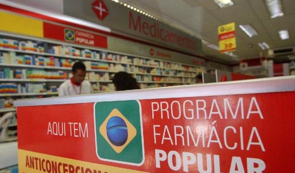 Na pequena cidade de Casca, na serra gaúcha, até gente que já morreu aparece como comprador em um estabelecimento privado vinculado ao programa federal Farmácia Popular; em julho do ano passado, um grupo de fiscais do Serviço de Auditoria do Estado do Rio Grande do Sul (Seaud-RS) esteve na farmácia ElyFarma, localizada no centro da cidade; ao analisar as vendas realizadas pelo estabelecimento entre os anos de 2013 e 2015, os auditores verificaram que um dos clientes, já registrado no Sistema de Controle de Óbitos do Ministério da Previdência Social (Sisobi), constava, mesmo após ter morrido, como comprador e, consequentemente, beneficiário do programa; o “morto” adquiriu R$ 157 em produtos. Nesta venda, o Governo Federal reembolsou a farmácia em R$ 55,20
