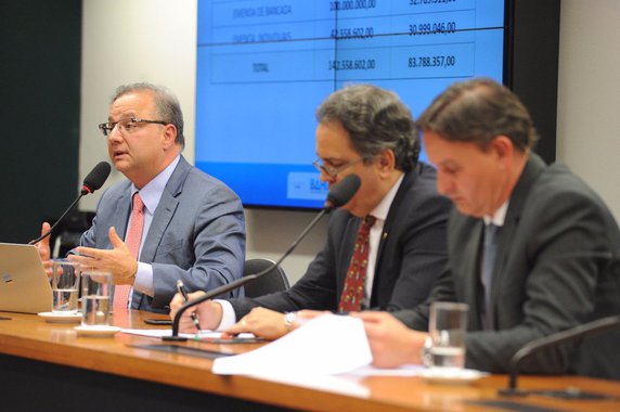 O secretário de Saúde da Bahia, Fábio Vilas-Boas, se reuniu com a bancada federal em Brasília para discutir a aplicação de cerca de R$ 200 milhões provenientes das emendas individuais e da bancada de deputados federais e senadores baianos entre os anos de 2011 e 2017; de acordo com Vilas-Boas, "foi estabelecido um cronograma para licitação de todo o estoque de emendas até dezembro de 2017, com entregas até maio de 2018, bem como um relatório do que foi executado até o momento"