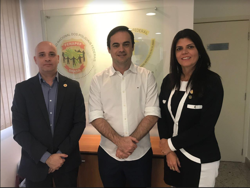 O deputado estadual Capitão Wagner (PR) reuniu-se com o Sindicato dos Servidores do Departamento da Polícia Federal no Estado do Rio de Janeiro, na capital fluminense, para discutir a criação do Comitê de Direitos Humanos para Policiais em todo o Brasil. Segundo o parlamentar, o órgão terá como pilar a salvaguarda de todo e qualquer direito cerceado do policial que seja inerente à sua função de profissional e à sua condição de pessoa humana