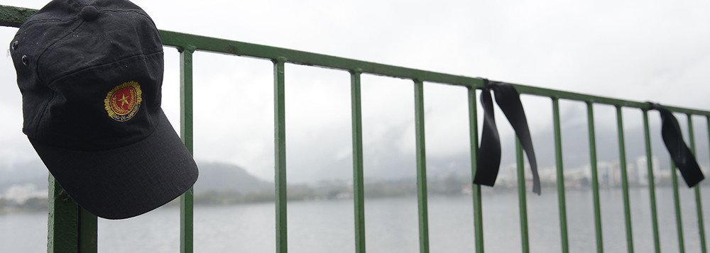 Mais um policial militar foi morto ao reagir a uma tentativa de assalto a uma loja comercial no centro de Belford Roxo, na Baixada Fluminense; o sargento Lúcio Ferreira de Santana, completa o número de 101 policiais mortos no Rio desde o início do ano. Na troca de tiros, morreram um dos assaltantes e um comerciário; dois funcionários da loja também ficaram feridos por bala perdida. Um foi levado para a UPA do Jardim Bom Pastor, em Belford Roxo, e o outro para o Hospital Geral da Posse, em Nova Iguaçu, também na Baixada Fluminense