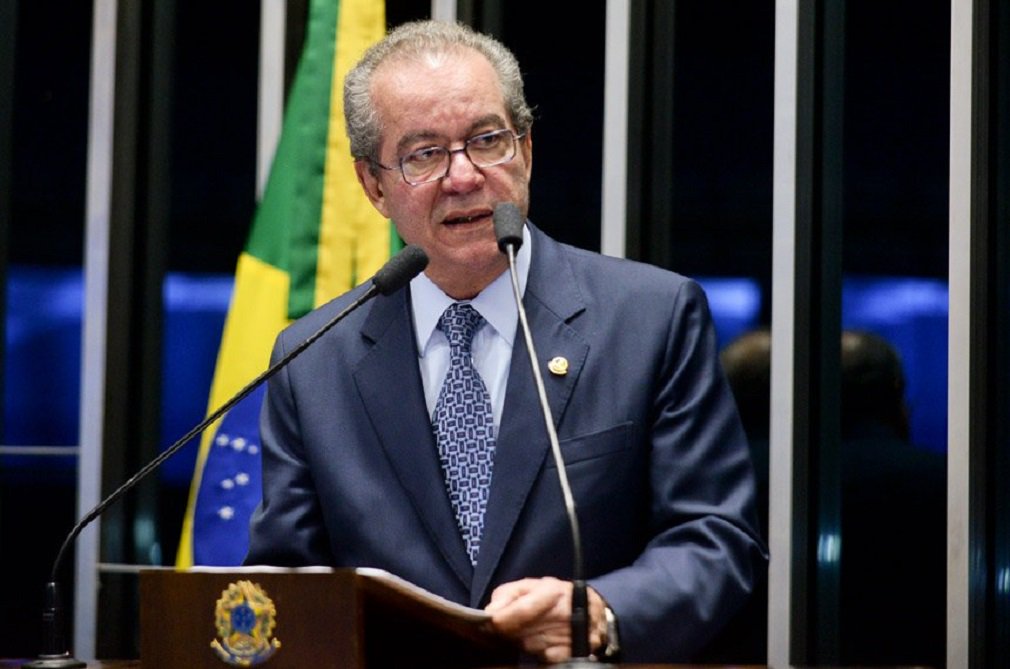O estilo agressivo do senador Tasso Jereissati na disputa pelo comando do PSDB tem gerado reações nos colegas de partido; além de Alberto Goldman, que pediu calma a Tasso, o ex-senador e presidente do Instituto Vilela, José Aníbal, também fez um alerta ao senador cearense; "O apoio do Pedro Tobias não significa que o partido em São Paulo irá apoiar Tasso. Teremos mais de 40% se não for mais. O Tasso vai se surpreender com os diretórios de todo o país. Está agindo como um coronel que não agrega e isso assusta", disse Aníbal ao jornal O Globo