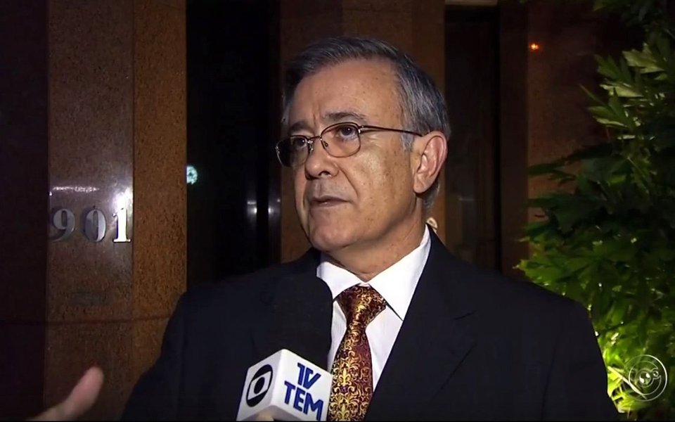 Câmara Municipal de Sorocaba decidiu cassar o mandato do prefeito da cidade, José Crespo (DEM), em votação na noite dessa quinta-feira, 24; relatório do vereador Vitão do Cachorrão (PMDB) na Comissão Processante da Casa, que acusa o prefeito de quebra de decoro e prevaricação recebeu voto favorável de 14 dos vereadores; segundo o relatório, Crespo insistiu em impedir investigação sobre os diplomas escolares de sua ex-assessora Tatiane Polis. Um inquérito aberto pela Polícia Civil concluiu que os documentos escolares da educação básica apresentados por Tatiana eram falsos; vice Jaqueline Liliam Barcellos Coutinho (PTB) já foi empossada no cargo