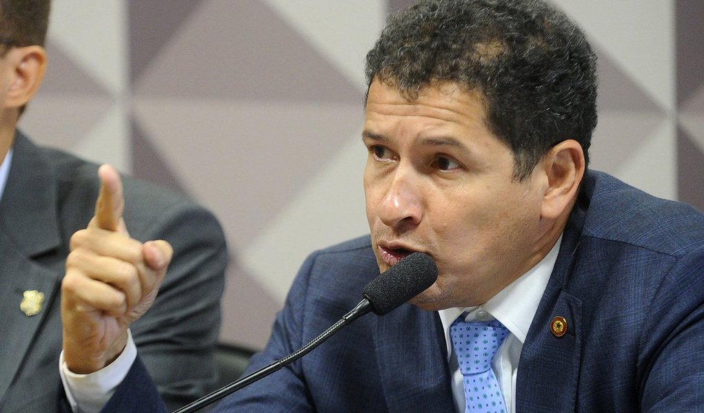 Na agulha para ser indicado para assumir a Diretoria Executiva (Direx) da Polícia Federal, considerado o segundo posto mais importante na hierarquia da instituição, Sandro Avelar recebeu dinheiro da campanha de Michel Temer quando disputou um mandato de deputado federal nas eleições de 2014; de acordo com informações do TSE, Avelar recebeu R$ 11,6 mil do comitê de Michel Temer em 2014. Ele também recebeu outros R$ 236 mil por meio do PMDB