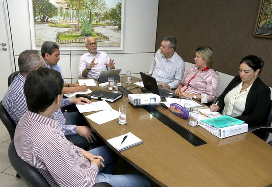 O prefeito Edvaldo Nogueira realizou uma reunião de trabalho com os secretários Jefferson Passos (Fazenda), Augusto Fábio (Planejamento) e Sérgio Ferrari (Obras e Urbanização), além do chefe de gabinete Renato Teles e técnicos das pastas para discutir os projetos da administração municipal para os quais serão pleiteados recursos junto ao Banco Interamericano do Desenvolvimento (BID); "Estamos buscando um novo contrato de cerca de 70 milhões de dólares, que vão ajudar muito no desenvolvimento e progresso de Aracaju"