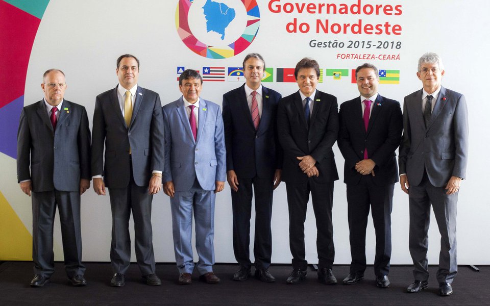 Em documento enviado ao presidente Michel Temer nesta terça-feira (5), os governadores do Nordeste alertam que a privatização da Eletrobras poderá condicionar “por décadas todo projeto ou ação que demande água do Rio São Francisco". Os gestores ressaltam ainda que medidas anunciadas pelo Governo Federal, "especialmente a suspensão do regime de cotas, terão como consequência imediata e inevitável um aumento significativo na conta de energia dos brasileiros"
 