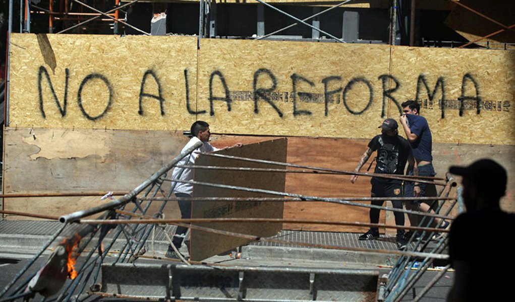 Confederação Geral do Trabalho (CGT), a maior central operária da Argentina, convocou uma greve nacional de 24 horas em rejeição à polêmica reforma da previdência que o governo tentará aprovar hoje na Câmara dos Deputados; "Constitui um desconto dos salários de aposentados, pensionistas e dos setores mais vulneráveis da sociedade", denunciou Juan Carlos Schmid, um dos três secretários-gerais da central