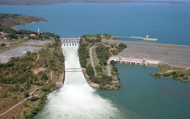 A Companhia Energética de Minas Gerais (Cemig) aguarda a liberação de uma carta de fiança de R$ 1,9 bilhão para retomar as negociações com o governo federal sobre o leilão das quatro hidrelétricas operadas pela estatal atualmente; o TCU suspendeu as conversas, com o argumento de que elas prejudicavam o leilão; a carta de fiança garante o pagamento pelas usinas, caso a estatal vença o leilão; dinheiro necessário para arrematar as hidrelétricas é de R$ 11 bilhões, conforme estimativa do próprio governo