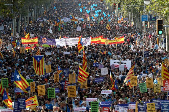 Mais de 500 mil pessoas, entre elas as principais autoridades da Espanha, participam neste sábado de uma manifestação que percorre as principais ruas de Barcelona para protestar contra o terrorismo e homenagear às vítimas dos atentados que deixaram 15 mortos na região da Catalunha; o rei da Espanha, Felipe VI, está presente no ato, acompanhado do presidente do governo da Espanha, Mariano Rajoy, do presidente da região da Catalunha, Carles Puigdemont, e da prefeita de Barcelona, Ada Colau