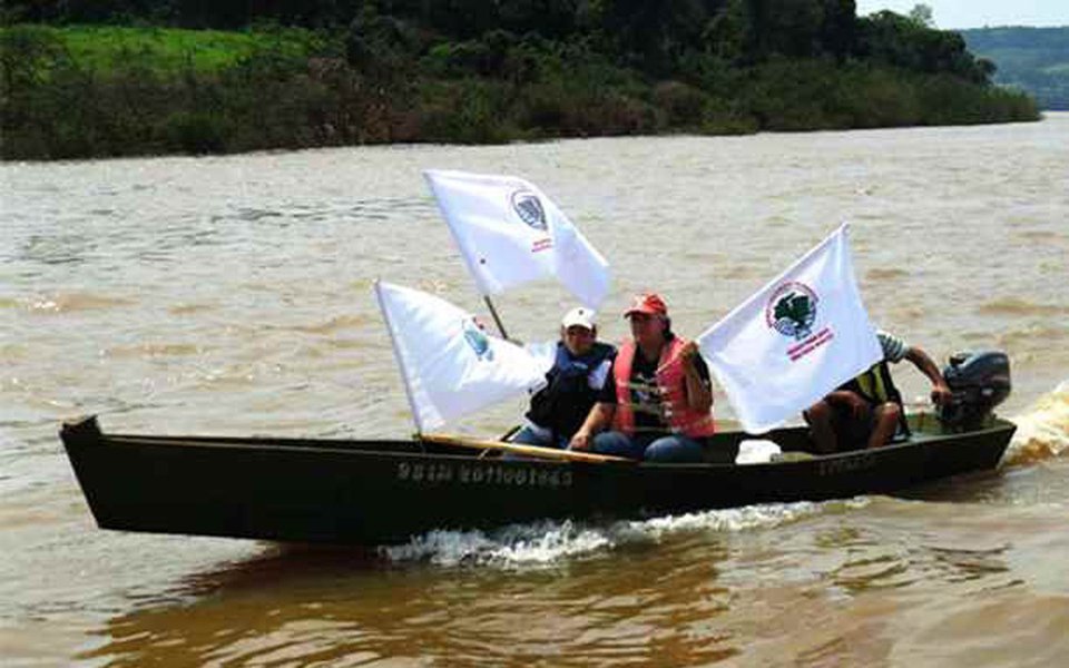 Ameaçadas pela construção da barragem de Panambi no trecho internacional do Rio Uruguai, as famílias ribeirinhas organizadas no Movimento dos Atingidos por Barragens (MAB) comemoram a decisão da 1º Vara Federal de Santa Rosa (RS) em proibir o Ibama de dar prosseguimento ao processo de licenciamento ambiental da Usina Hidrelétrica de Panambi que estava sendo prevista a construção entre os municípios de Alecrim (RS- BR) e Alba Possa (Misiones- AR)