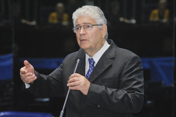 O senador Roberto Requião (PMDB-PR) anunciou que o seu projeto que convoca Referendo Revogatório, para anular as privatizações anunciadas pelo governo de Michel Temer, já está em circulação para coleta de assinatura dos senadores; "É preciso que todas essas medidas tomadas sejam submetidas ao povo. O povo tem que dizer se concordar com a entrega do nosso petróleo a empresas estrangeiras, se concorda com a entrega do sistema elétrico para potencias estrangeiras, com a entrega da Amazônia", afirmou