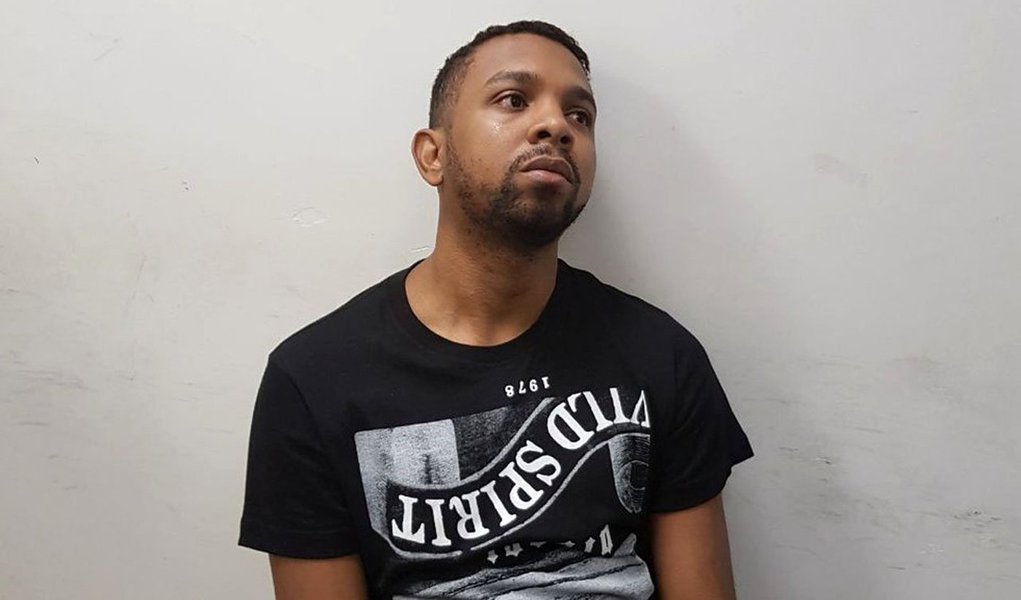 As forças de segurança do Rio acabam de prender na favela do Arará, zona portuária do Rio, um dos traficantes de drogas mais procurados da cidade, Rogério Avelino de Souza, o Rogério 157, da favela da Rocinha, na zona sul; há dois meses, ele provocou uma guerra na comunidade, depois de deixar a quadrilha de Antonio Francisco Bonfim Lopes, o Nem da Rocinha; com essa atitude, Nem deu ordens de dentro de um presídio federal fora do Rio, onde está preso desde 2011, para que integrantes de sua quadrilha invadissem a Rocinha com o apoio de homens de outras comunidades, ligados à mesma facção criminosa, o que resultou em uma verdadeira guerra