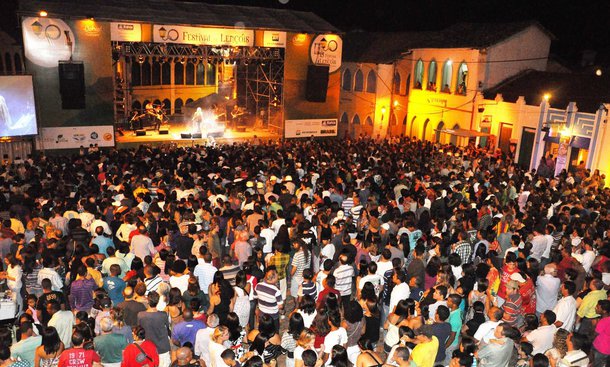 Enquanto aumentavam as expectativas dos amantes da boa música pela edição 2017 do Festival de Lençóis, cidade da Chapada Diamantina, uma notícia tem deixado muita gente preocupada; as datas do festival, que aconteceria entre os dias 12 e 15 de outubro, foram prorrogadas para 17 e 18 de novembro; e o evento pode até não acontecer; o motivo é a incerteza sobre os R$ 500 mil necessários para realização da festa
