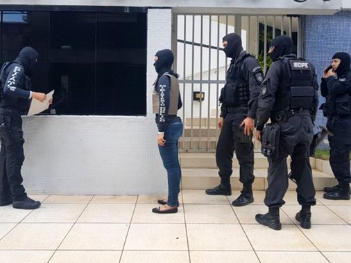 A segunda fase da Operação Polhastros, com a participação das Polícias Civil (PC) e Militar (PM) e membros do Grupo de Atuação Especial em Sonegação Fiscal (Gaesf), do Ministério do Público Estadual (MPE), foi desencadeada para cumprir sete mandados de prisão preventiva, seis de condução coercitiva e dois de afastamento de cargo público, expedidos pela 17ª Vara Criminal da Capital - Combate ao Crime Organizado, além do requerimento de prisões preventivas de dois militares; os envolvidos, entre eles fiscais de tributos da Secretaria da Fazenda de Alagoas, são suspeitos de envolvimento em fraudes e recebimento de propinas, dentre outros crimes