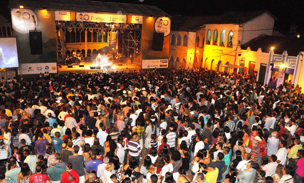 Enquanto aumentavam as expectativas dos amantes da boa música pela edição 2017 do Festival de Lençóis, cidade da Chapada Diamantina, uma notícia tem deixado muita gente preocupada; as datas do festival, que aconteceria entre os dias 12 e 15 de outubro, foram prorrogadas para 17 e 18 de novembro; e o evento pode até não acontecer; o motivo é a incerteza sobre os R$ 500 mil necessários para realização da festa