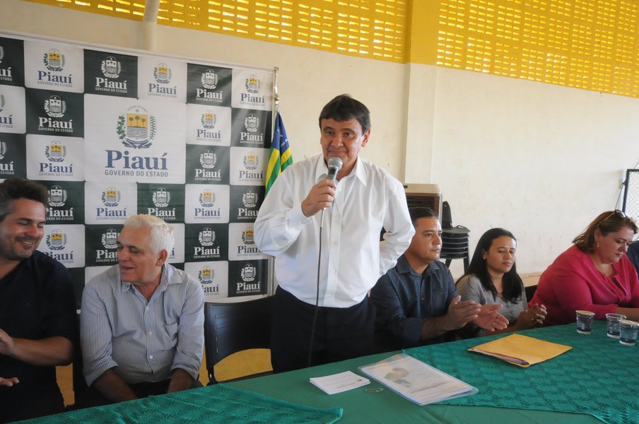 O governador Wellington Dias visitou, na cidade de Vera Mendes, obras de pavimentação poliédrica e assinou ordem de serviço para as obras de reforma do mercado público e pavimentação de diversas ruas do município; de acordo com Simone Araújo, coordenadora do Desenvolvimento Social e Lazer, em poucos dias a obra deve iniciar; " O governador assinou a ordem de serviço para o Mercado Público de Vera Mendes e a obra de 5 mil metros de calçamento. Amanhã mesmo já daremos andamento na publicação do contrato e dentro, provavelmente, de uma semana as obras iniciam", garante a gestora