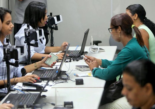 Quatro dias depois de inaugurar o posto do Tribunal Regional Eleitoral (TRE) na Estação Pirajá do metrô, o Governo do Estado anuncia a ampliação do horário de funcionamento da unidade, em função da crescente demanda de eleitores que vão até o local diariamente fazer o recadastramento biométrico; a mudança já passa a valer a partir do dia 4 de setembro, com atendimento em mais um turno, das 7 às 20 horas, de segunda a sexta-feira