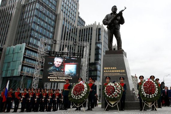 Rússia inaugurou nesta terça-feira uma estátua de Mikhail Kalashnikov, inventor do fuzil de assalto AK-47, que segundo algumas estimativas se tornou a arma mais letal já fabricada e a marca russa mais conhecida no exterior; montada em um pedestal instalado em uma pequena praça da avenida Anel dos Jardins de Moscou, a estátua de Kalashnikov, que morreu em 2013, o mostra vestido com uma jaqueta de piloto de bombardeiro e segurando um AK-47 com as duas mãos