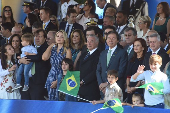 Michel Temer assistiu ao desfile da Independência em Brasília na companhia da Mulher Marcela Temer e do filho Michelzinho; acuado pela perspectiva de que uma nova denúncia contra ele seja apresentada pela PGR, Temer chegou ao evento em um carro fechado e sem exibir a faixa presidencial, ao contrário de seus antecessores; a exemplo do ano passado, a segurança barrou a entrada de pessoas com faixas, cartazes e bandeiras de grande porte para evitar protestos