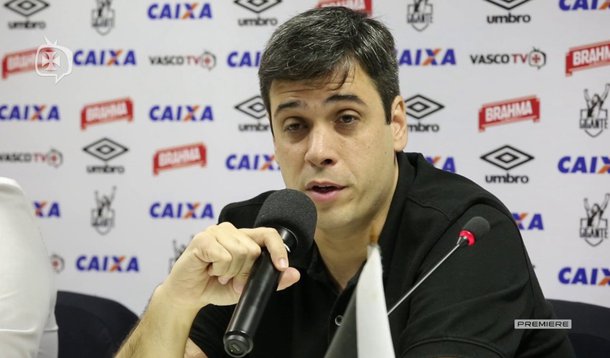 Uma operação investiga a relação dos quatro grandes clubes do Rio com torcidas organizadas - algumas banidas dos estádios pela Justiça; apesar da punição, líderes dessas torcidas seguiam recebendo ingressos, que eram repassados para venda de cambistas; Euriquinho e Pedro Abad foram levados para depor na Cidade da Polícia, na Zona Norte do Rio; além deles, também depôs o vice-presidente de estádios do Botafogo, Anderson Simões