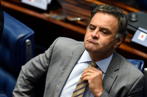 Em carta a seus correligionários nesta quarta-feira, o senador Aécio Neves se despediu da presidência do PSDB, após suas ida se vindas no comando do partido por causa das denúncias que pesam contra ele no âmbito da Operação Lava Jato; inclusive ele ainda está licenciado do comando dos tucanos; Aécio diz que deixa a presidência do PSDB com sensação de dever cumprido e que o partido está "pronto para voltar ao governo federal"