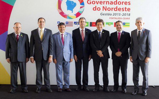 Em documento enviado ao presidente Michel Temer nesta terça-feira (5), os governadores do Nordeste alertam que a privatização da Eletrobras poderá condicionar “por décadas todo projeto ou ação que demande água do Rio São Francisco". Os gestores ressaltam ainda que medidas anunciadas pelo Governo Federal, "especialmente a suspensão do regime de cotas, terão como consequência imediata e inevitável um aumento significativo na conta de energia dos brasileiros"
 