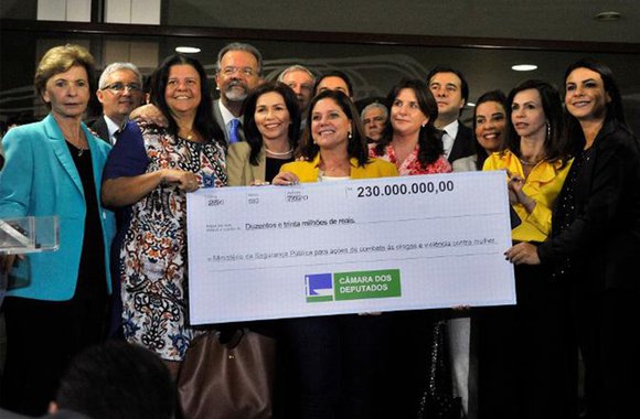 A Câmara dos Deputados vai devolver R$ 230 milhões ao orçamento da União para que sejam investidos em ações de combate à violência contra a mulher e de combate às drogas coordenadas pelo Ministério Extraordinário da Segurança Pública; a decisão da Mesa Diretora da Câmara dos Deputados transfere recursos provenientes de reduções de gastos no orçamento da Casa (R$ 200 milhões) e da venda da folha de pagamento de 2018 (R$ 30 milhões)