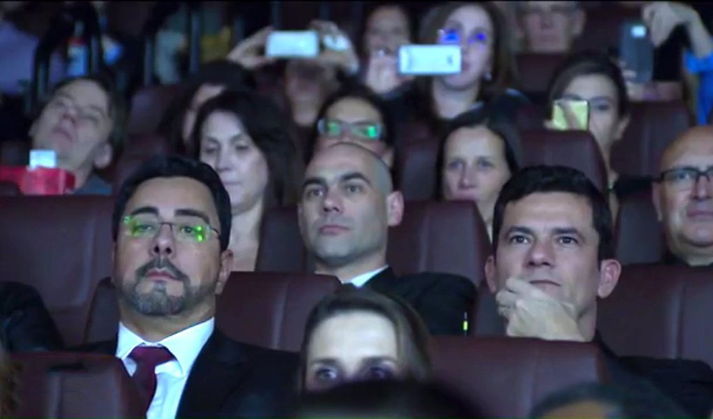 Para a pré-estreia do filme da Lava Jato, uma equipe de segurança construiu um esquema para que delegados, policiais e procuradores pudessem chegar à sala onde seria feita a exibição sem causar agitação no cinema de um shopping de Curitiba; trajeto sem alarde foi feito pela força-tarefa nos bastidores do cinema, e deveria ter sido percorrido também pelo juiz Sergio Moro; mas o magistrado, acompanhado da esposa, fez questão de passar pelo "tapete vermelho" acompanhado de seus próprios seguranças; Moro nega