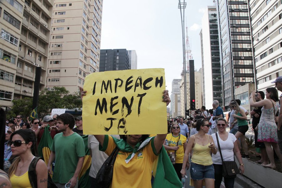 Onde estão os que embarcaram nos protestos a favor da deposição da presidenta eleita Dilma Rousseff? É cada vez maior o desmantelo econômico, social e moral que promovem os 'patriotas' da direita que não protestam nas ruas e sequer nas redes sociais