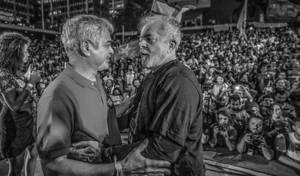"Lula está de cabeça erguida, à espera de que se defina essa questão e que a Justiça prove a culpa que diz que ele tem. Ele está pronto para comprovar, uma vez mais, sua inocência e mostrar que é candidato a presidente da República pela vontade dos brasileiros, custe o que custar", afirmou o líder da oposição no Senado, Humberto Costa (PT-PE), após reunir-se com Lula nesta quarta-feira (13)H"Nada o demoverá da ideia de disputar as eleições de 2018. É um direito que ele tem, respaldado pelo povo, e ele vai exercê-lo", completou