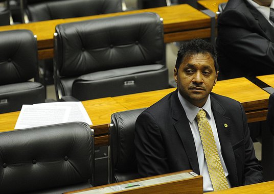 Pela primeira e última vez em sete anos de mandato, o deputado federal Tiririca (PR-SP) discursou na tribuna da Câmara dos Deputados. Nesta quarta-feira (16), ele disse que abandonará a vida pública, que deixa o parlamento “totalmente envergonhado” e pediu aos colegas que “olhem mais para o povo do nosso País”. “É triste o que vi nesses sete anos, saio totalmente com vergonha, não vou generalizar, não são todos, tem gente boa como em qualquer profissão. Vamos esquecer um pouco nossas brigas, nosso ego, e olhar mais para o nosso povo”, afirmou. Apesar do discurso, o cearense vai continuar no parlamento até 2018, segundo sua assessoria de imprensa