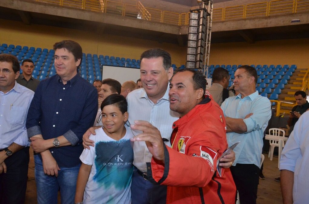 Governador Marconi Perillo anunciou neste sábado que o Governo do Estado irá construir no Residencial Nelson Mandela, localizado no Conjunto Vera Cruz, em Goiânia, pelo menos mais 3,5 mil apartamentos; ele disse que há muitos anos sonha em usar as áreas ociosas do Governo do Estado, no Conjunto Vera Cruz, para viabilizar um grande programa de habitação; neste sábado, o governador Marconi e o vice-governador José Eliton abriram o sorteio de endereços para os 1.219 contemplados com moradias no Residencial Nelson Mandela, localizado no conjunto Vera Cruz II, em Goiânia