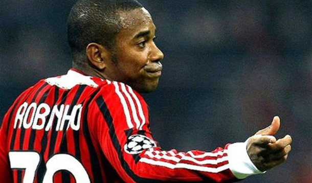  O atacante Robinho, do Atlético Mineiro, foi condenado a nove anos de prisão na Itália acusado por um crime de violência sexual ocorrido em janeiro de 2013, quando o jogador atuava no Milan; o crime teria ocorrido em conjunto com outros homens e a vítima seria uma jovem albanesa de 22 anos