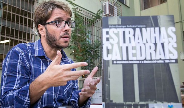 Os grupos que saem às ruas, hoje, vestidos de verde e amarelo, pedindo uma nova intervenção militar no Brasil, afirmam, entre outras coisas, que na época da ditadura não havia corrupção, desvio de recursos públicos e práticas desse tipo; essa tese é desmontada pelo historiador Pedro Henrique Campos, professor do Departamento de História e Relações Internacionais da Universidade Federal Rural do Rio de Janeiro, em seu livro “Estranhas Catedrais: As empreiteiras brasileiras e a ditadura civil-militar, 1964, 1988” (Eduff); "Na ditadura, tivemos um cenário ideal para práticas ilegais e para essas grandes empreiteiras deitarem e rolarem com recursos públicos”, diz o historiador que esteve em Porto Alegre