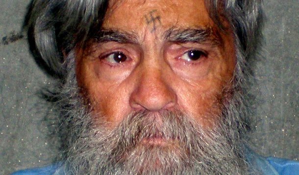 O assassino em série Charles Manson, um dos criminosos mais famosos do século 20, morreu nesta segunda-feira (20), aos 83 anos, em um hospital da Califórnia, informou a irmã de uma de suas vítimas ao portal TMZ; Manson abalou os Estados Unidos (EUA) em agosto de 1969 com uma onda de violência, na qual ele e seus seguidores, fãs de uma seita e conhecidos como "a família Manson", mataram sete pessoas para provocar uma guerra racial; crimes comoveram a sociedade americana e marcaram simbolicamente um ponto na contracultura dos anos 60 e do movimento hippie