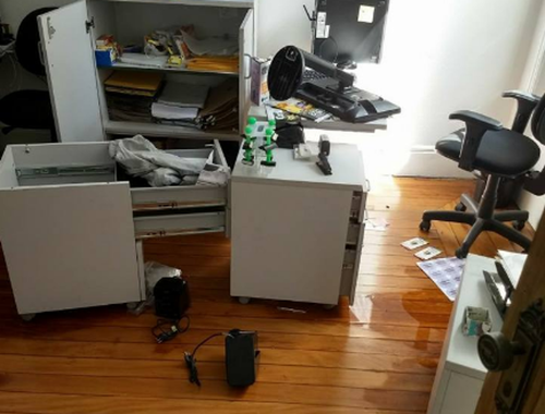 Equipamentos foram roubados, cabos de computadores cortados e documentos rasgados e sujos com as fezes e urinas utilizadas para vandalizar o centro que acolhe e propõe políticas públicas para a população LGBT durante o final de semana em São Paulo; criminosos ainda não foram identificados; reportagem da Revista Fórum