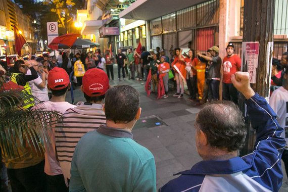Governo estadual e a Brigada Militar, com a mediação de oficiais de justiça, alinhavaram acordo com representantes do MLB para a desocupação pacífica da Ocupação Lanceiros Negros Vivem; a ocupação persiste desde o início de julho no antigo prédio do Hotel Açores, na Rua dos Andradas; segundo o MLB, o acordo é de que todos serão cadastrados pela Fasc para que recebam aluguel social da Prefeitura por um período de 6 meses