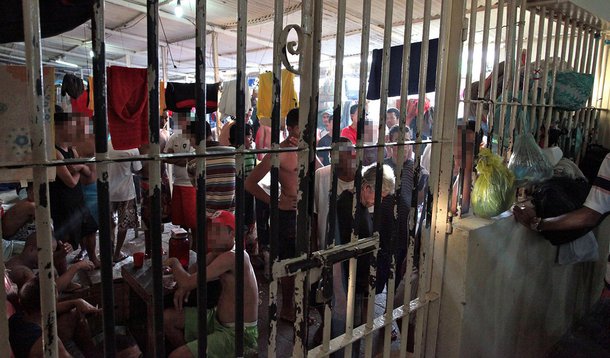 O estado do Rio registra, a cada 18 horas, uma denúncia de tortura cometida contra presos por suspeita de cometerem crimes; são quase mil relatos apenas nos últimos dois anos; de setembro de 2015 a setembro de 2017, 3.677 de 11.689 detidos relataram algum tipo de agressão; durante audiências de custódia, 979 afirmaram terem sido torturados; os dados foram obtidos pelo G1, responsável pelos relatos deste matéria, e fazem parte de um relatório inédito da Defensoria Pública; de acordo com os autores da denúncia, os PMs foram os principais agressores: 2.105 casos