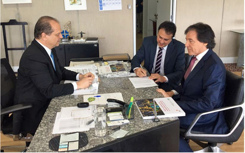 O Governo Federal liberou nesta quarta-feira (13) mais R$ 30 milhões para o bloco da Média de Alta Complexidade (MAC) do Ceará. De acordo com o governador Camilo Santana (PT), os recursos serão destinados para o custeio do Hospital Regional do Sertão Central (HRSC), em Quixeramobim.  “Esses recursos, que somam R$ 30 milhões por ano, serão fundamentais para ajudar a colocar o Hospital de Quixeramobim para funcionar em toda sua totalidade e, com isso, beneficiar a população do Sertão Central do Estado. Será fundamental, inclusive, para desafogar a capital”, disse o prefeito, que participou do ato de liberação ao lado do presidente do Senado, Eunício Oliveira (PMDB-CE)