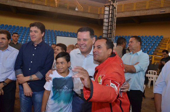 Governador Marconi Perillo anunciou neste sábado que o Governo do Estado irá construir no Residencial Nelson Mandela, localizado no Conjunto Vera Cruz, em Goiânia, pelo menos mais 3,5 mil apartamentos; ele disse que há muitos anos sonha em usar as áreas ociosas do Governo do Estado, no Conjunto Vera Cruz, para viabilizar um grande programa de habitação; neste sábado, o governador Marconi e o vice-governador José Eliton abriram o sorteio de endereços para os 1.219 contemplados com moradias no Residencial Nelson Mandela, localizado no conjunto Vera Cruz II, em Goiânia