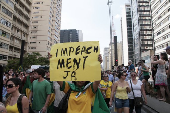 Onde estão os que embarcaram nos protestos a favor da deposição da presidenta eleita Dilma Rousseff? É cada vez maior o desmantelo econômico, social e moral que promovem os 'patriotas' da direita que não protestam nas ruas e sequer nas redes sociais